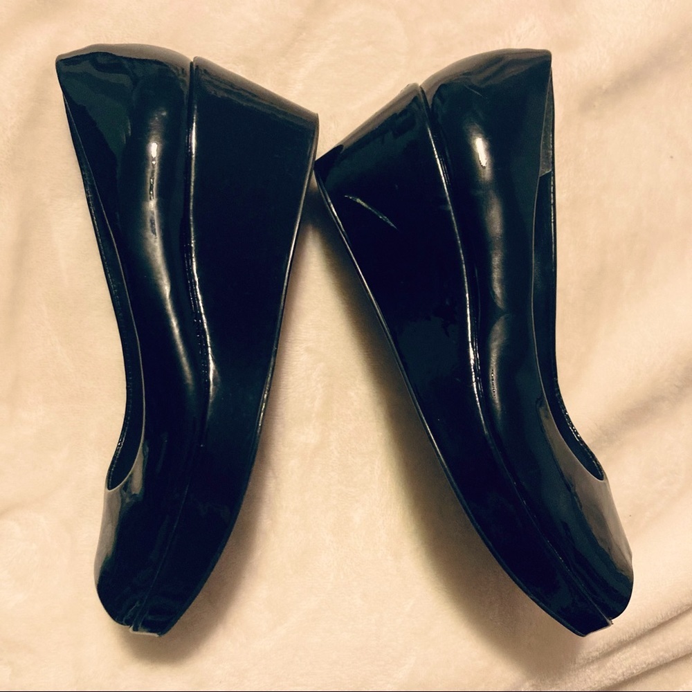BCBG Peep Toe Wedge black Patent Leather size 7 - Picture 11 of 16